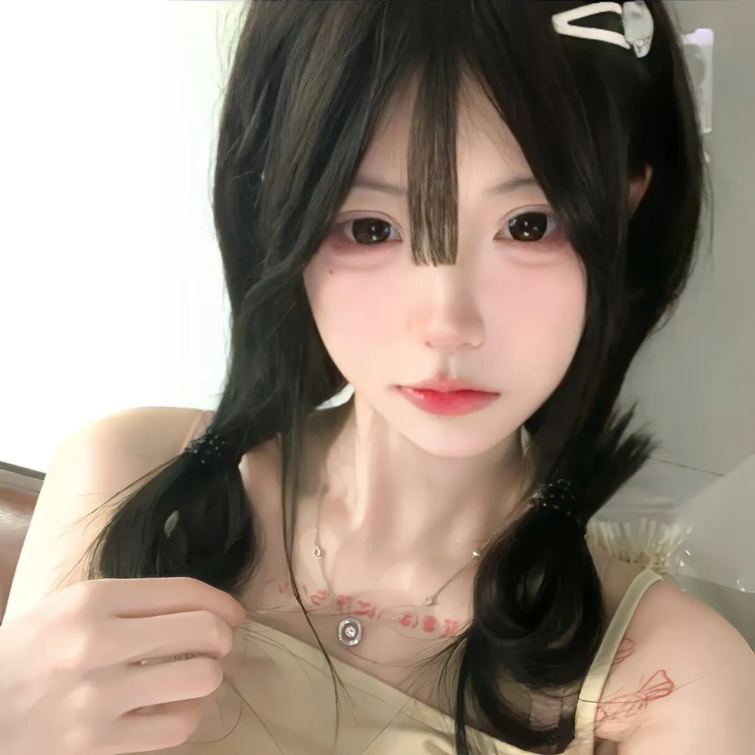 咖啡馆里的女孩